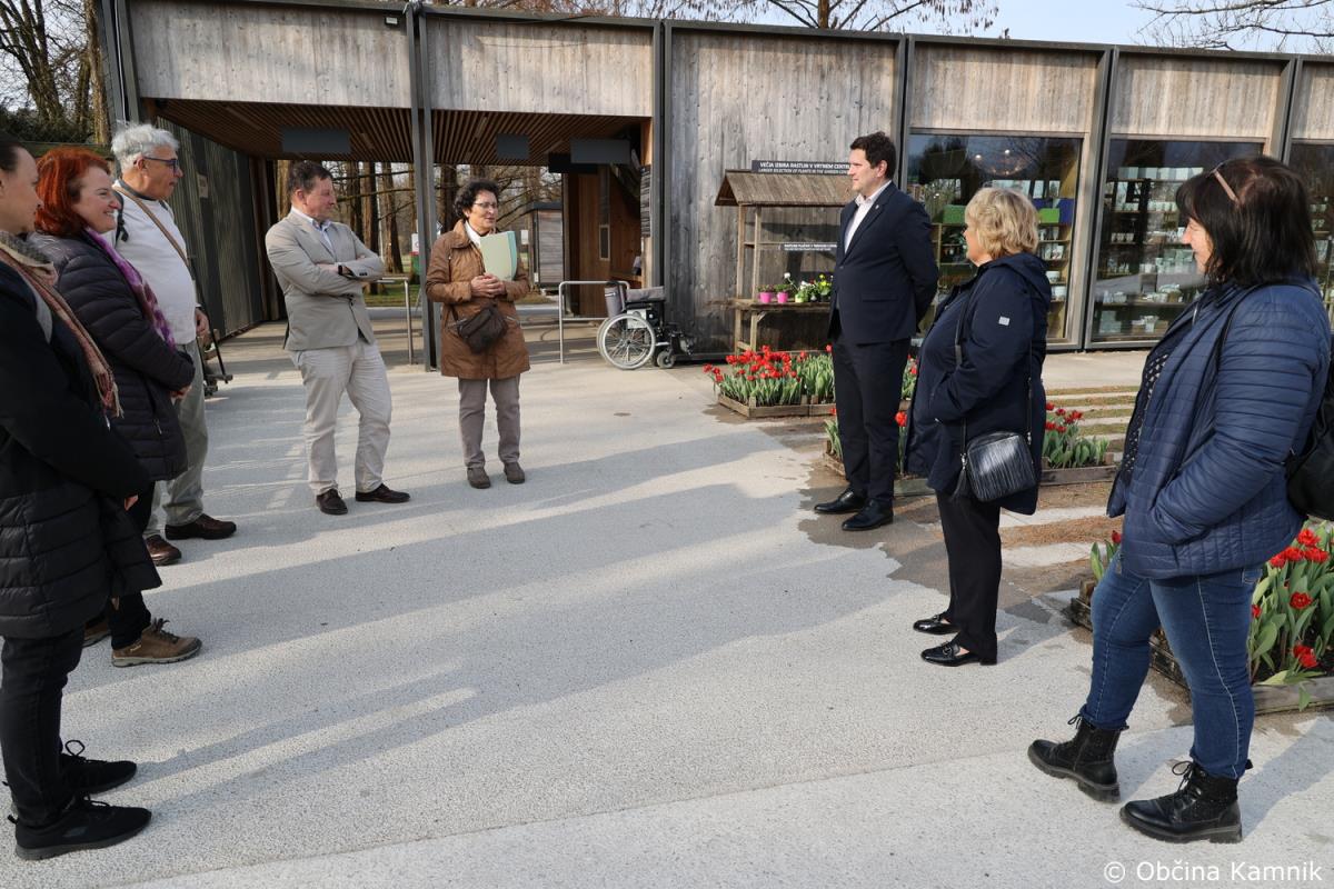 Pot za spomin v Arboretumu Volčji Potok povezuje generacije in krepi demenci prijazno okolje (1)